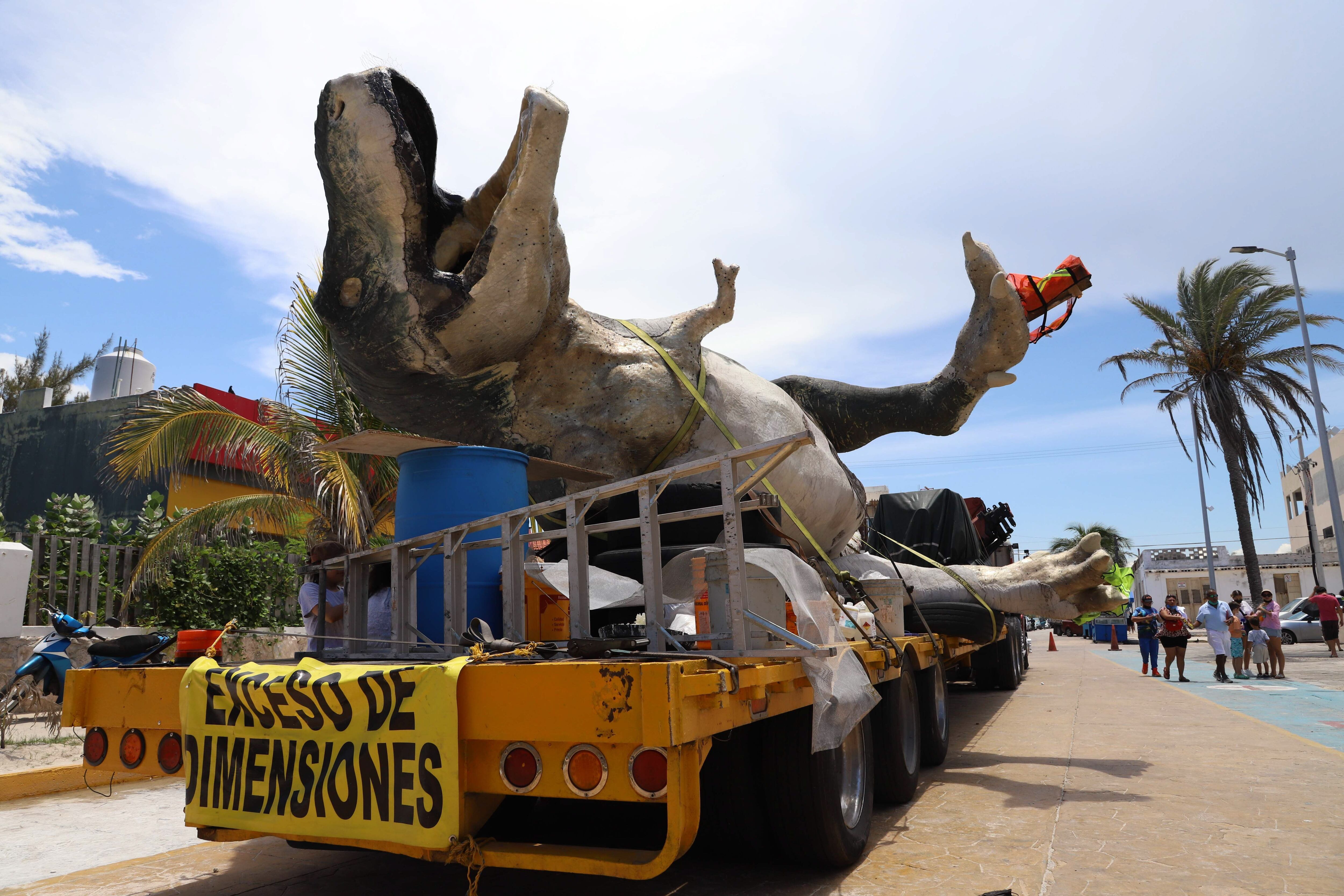 Uno de los principales atractivos de este espacio es su colección de dinosaurios robotizados y con sonido, como tiranosaurios, espinosaurios  y triceratops, algunos de ellos a tamaño real. En la imagen, la llegada de un dinosaurio robotizado al museo.