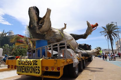 Uno de los principales atractivos de este espacio es su colección de dinosaurios robotizados y con sonido, como tiranosaurios, espinosaurios  y triceratops, algunos de ellos a tamaño real. En la imagen, la llegada de un dinosaurio robotizado al museo.
