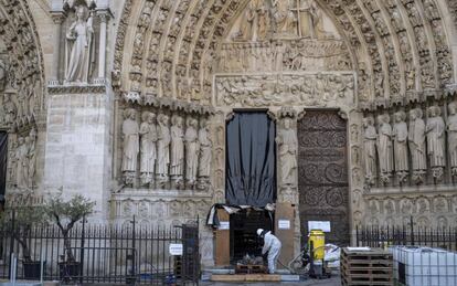 Un obrero trabaja en la reconstrucción de Notre Dame, hoy, en París.