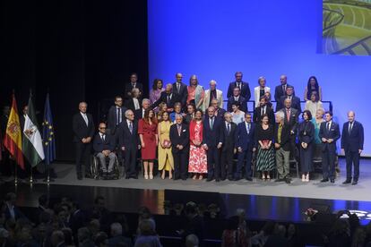 Foto de familia de los premiados con la Medalla de Sevilla.