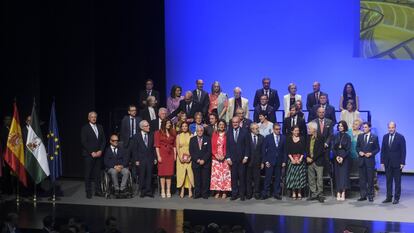 Foto de familia de los premiados con la Medalla de Sevilla.