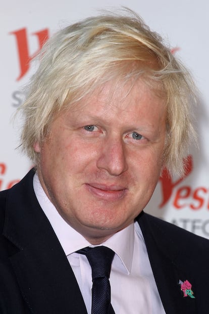 El pelo de Boris Johnson es, quizá, lo más comentado y analizado de su físico. "Es un arma que ha utilizado persistentemente en el pasado para desviar la atención sobre cualquier atisbo de maldad", escribían en la edición británica de Marie Claire. Su aspecto, siempre revuelto y desordenado, le confiere la apariencia de "haber estado trabajando toda la noche". Su cabello incluso tuvo su propia cuenta de Twitter (@Boris_Hair), una recopilación de sus momentos estelares despeinado por el viento o sin razón aparente.