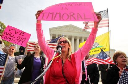 Miembros del Tea Party ante las puertas del Supremo. 