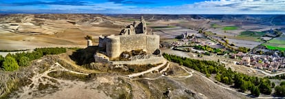 Vista aérea de la localidad burgalesa de Castrojeriz y su castillo.