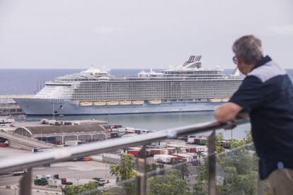 The world's largest cruise ship, Oasis of the Seas, arriving in Barcelona.