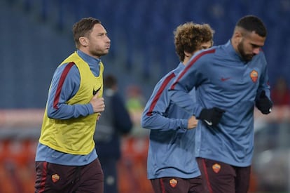 Totti entrena con sus compa&ntilde;eros en el estadio Ol&iacute;mpico de Roma.