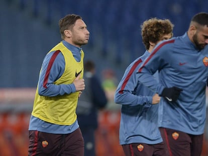 Totti entrena con sus compa&ntilde;eros en el estadio Ol&iacute;mpico de Roma.