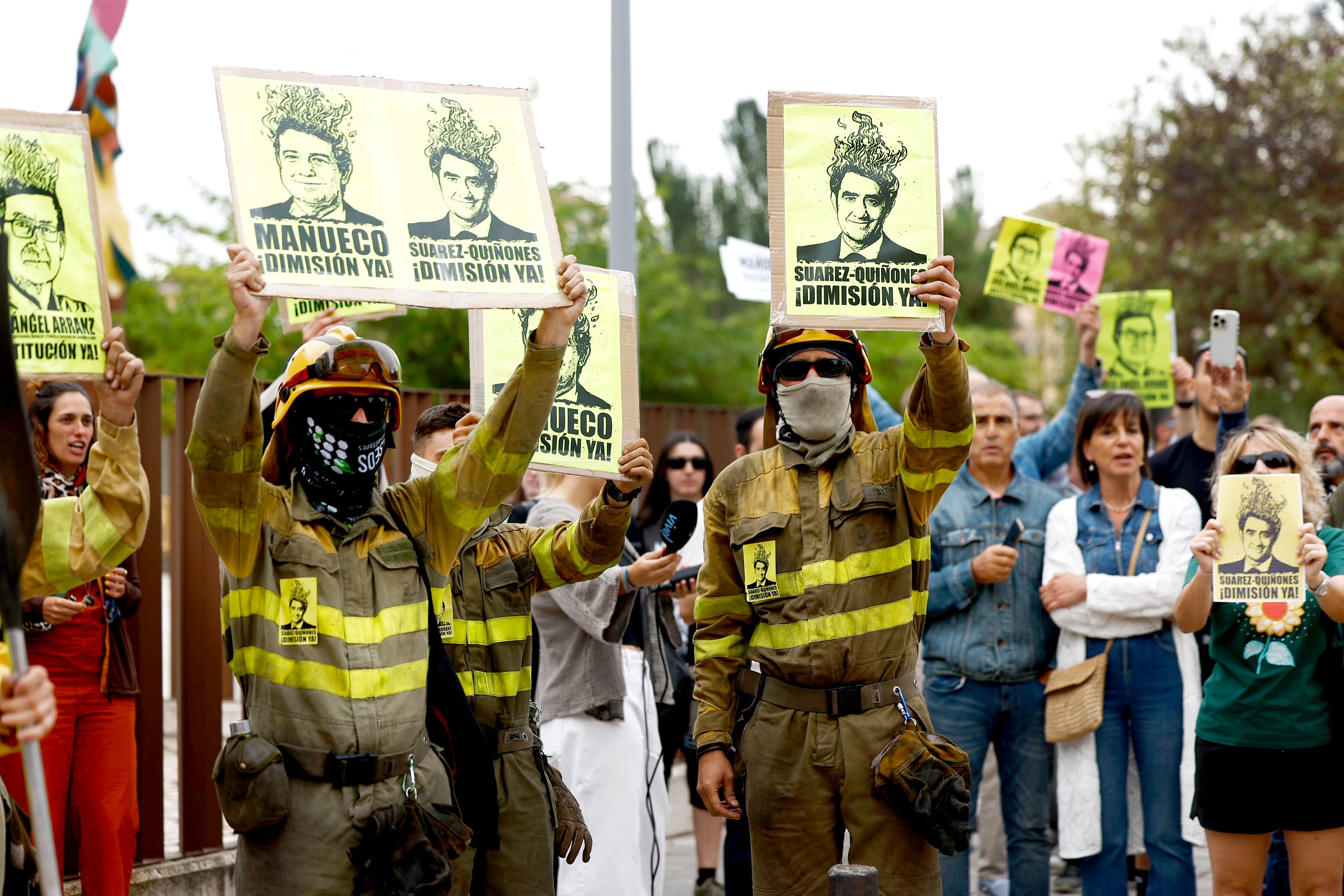 Concentración de bomberos forestales frente a las Cortes de Castilla y León donde el presidente de la Junta, Alfonso Fernández Mañueco, comparecerá para dar cuenta de los incendios forestales de la comunidad. 