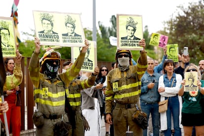Concentración de bomberos forestales frente a las Cortes de Castilla y León donde el presidente de la Junta, Alfonso Fernández Mañueco, comparecerá para dar cuenta de los incendios forestales de la comunidad.