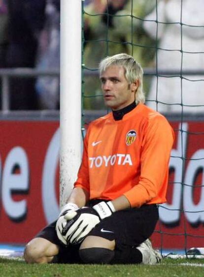 Cañizares, desolado tras uno de los goles recibidos.