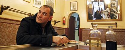 Ismael Serrano en la taberna La Casa Dani, una de sus habituales en el barrio de La Latina, el miércoles pasado.