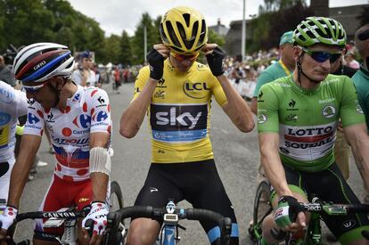 De izquierda a derecha, Joaquim Rodríguez con el jersey de lunares rojos de mejor escalador, el británico Froome con el amarillo de líder y Andre Greipel con el verde, que le acredita como el mejor 'sprinter'.