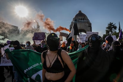 Cientos de mujeres marchan para protestar por la violencia contra la mujer en la Ciudad de México.