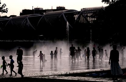 Numerosas personas abarrotaban el martes por la tarde las fuentes de Madrid Río. 