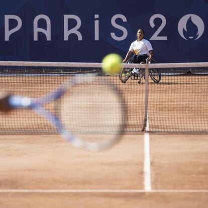-FOTODELDÍA- PARÍS, 26/08/2024.- La tenista suiza en silla de ruedas Nalani Buob durante una sesión de entrenamientos previos a los Juegos Paralímpicos París 2024, este lunes en la capital francesa. Los Juegos Paralímpicos París 2024 tendrán lugar del 28 de agosto al 8 de septiembre. EFE/ENNIO LEANZA