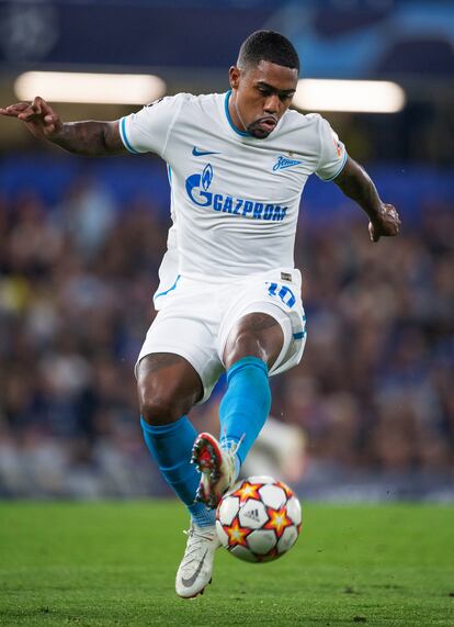 Malcom controla el balón durante un partido del Zenit.