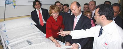 Aguirre, Güemes y Lamela, durante la inauguración del Hospital del Henares.