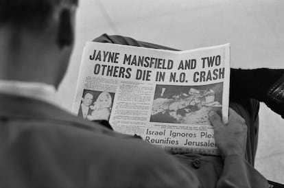 Un hombre leer en Nueva Orleans un periódico donde se informa de la muerte de Jayne Mansfield.