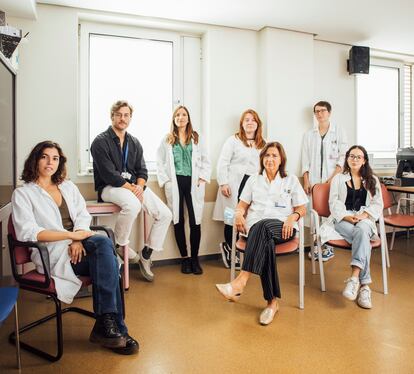 La doctora Mara Parellada (tercera por laderecha) dirige el equipo de Atención Médica Integral (a personas con) Trastornos del Espectro del Autismo en el hospital Gregorio Marañón, de Madrid.