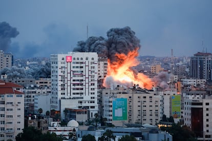 Un bloque de edificios arde en Gaza este sábado, después de un bombardeo de Israel como represalia al ataque iniciado por Hamás.