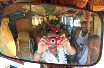 En la segunda foto ganadora el viajero desaparece para mostrar el viaje. El destartalado autobús está en Etiopía. Va de las Cataratas del Nilo Azul al Lago Tana. "Viajar en un autobús así puede ser incómodo, pero es como se conoce de verdad un país", dice el autor, Blas F. Tomé, que se considera "un mochilero de toda la vida" y ha ganado una escapada a La Rioja por esta foto. "Soy un apasionado. Siempre viajo solo, al margen de los circuitos turísticos", dice. De aquel autobús recuerda "el calor, el sudor y el polvo". "El trayecto es por una carretera de tierra y la señora que iba detrás de mí (camisa con rayas, en la foto) me pedía que no me moviera pues iba a aplastar los huevos que llevaba en una cesta al mercado de Bahar Dar".