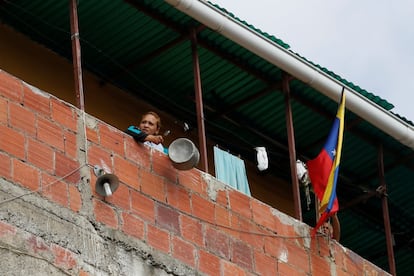 Una mujer participa en una cacerolada de protesta contra la reacción de las autoridades y de las fuerzas de seguridad venezolanas. Los sublevados, integrantes del Comando de Seguridad Urbana de la Guardia Nacional, habían tomado antes los puestos militares de Maracao y Petare, al suroeste y este de la ciudad, respectivamente, llevándose consigo 55 fusiles Ak108 y 55 pistolas.