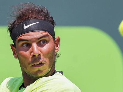 Nadal observa la pelota durante el partido ante Fognini.