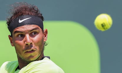 Nadal observa la pelota durante el partido ante Fognini.