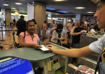 Alba, ecuatoriana de 58 años, el día que regresaba a su país tras haberse quedado sin trabajo en España, en mayo de 2009. / CARLOS ROSILLO