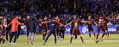 Los jugadores del FC Barcelona celebran el título tras su victoria ante el Deportivo de Las Coruña, al término del partido de Liga en Primera División disputado esta noche en el estadio de Riazor. EFE/Lavandeira jr