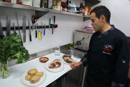 Héctor con los ingredientes del pote