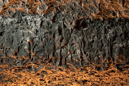 Colonia de microorganismos en el interior de un túnel de lava.