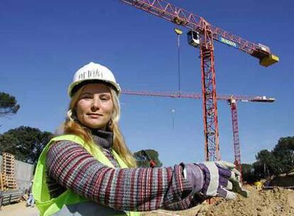 Amaya Aguilar trabaja como gruista en la construcción de 48 chalés en Majadahonda.