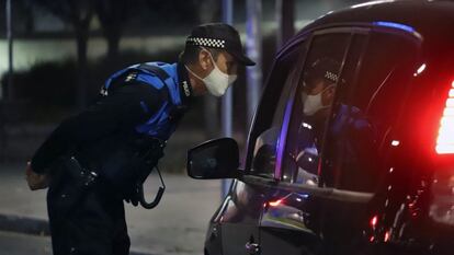 Un policía controla el cumplimiento del toque de queda en Terrassa.