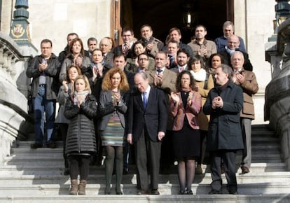 Concentración contra el atentado de Francia, celebrado en el Ayuntamiento de Bilbao.