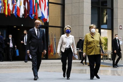 De izquierda a derecha, el presidente del Consejo Europeo, Charles Michel, la presidenta de la Comisión, Ursula von der Leyen, y la canciller alemana, Angela Merkel, al término de la cumbre celebrada en Bruselas este viernes.
