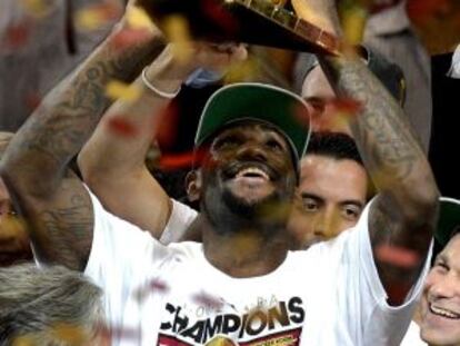 LeBron James sostiene el trofeo Larry O'Brien, que acredita al campeón de la NBA