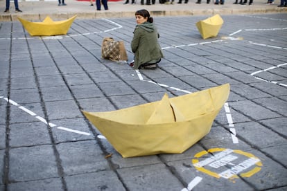 A la altura del Ángel de la Independencia, los manifestantes han escrito la frase "¿Dónde están?" con ropa de personas desaparecidas, y han trazado un mapa de las diferentes rutas de búsqueda. Además, han armado barcos de papel para simbolizar el recorrido que realizan las familias para localizar a los desaparecidos.