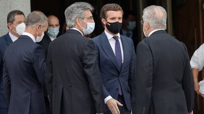 El líder del PP, Pablo Casado junto al presidente del Tribunal Supremo y del Consejo General del Poder Judicial, Carlos Lesmes, y el presidente del Constitucional, Juan José González Rivas, tras la apertura del Año Judicial, el pasado 6 de septiembre.