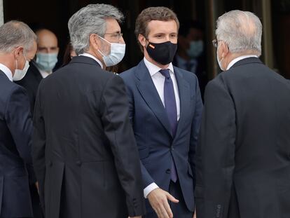 El líder del PP, Pablo Casado (segundo por la derecha), junto con el presidente del Tribunal Supremo y del Consejo General del Poder Judicial, Carlos Lesmes (tercero por la derecha).