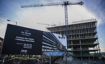dificio de viviendas en construcción en Barcelona.