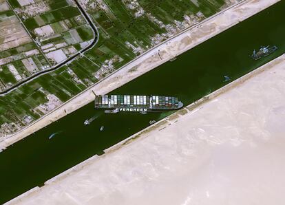El megabuque Ever Given provocó un caos en el canal de Suez al encallar el 23 de marzo. Se tardaron seis días en desatascarlo, mientras 400 buques esperaban para atravesar la vía.