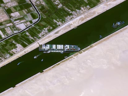 El megabuque Ever Given provocó un caos en el canal de Suez al encallar el 23 de marzo. Se tardaron seis días en desatascarlo, mientras 400 buques esperaban para atravesar la vía.