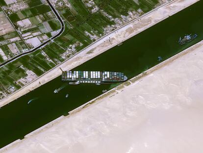 El megabuque Ever Given provocó un caos en el canal de Suez al encallar el 23 de marzo. Se tardaron seis días en desatascarlo, mientras 400 buques esperaban para atravesar la vía.