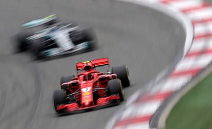 El Ferrari de Kimi Raikkonen, por delante del Mercedes de Valtteri Bottas en un entrenamiento en China.