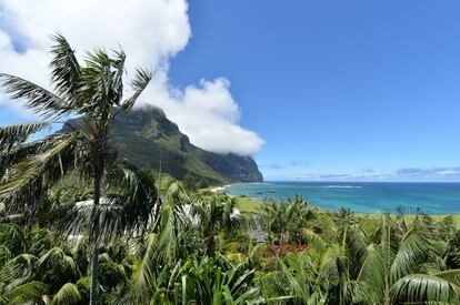 La isla de Lord Howe, en Australia, solo acepta la estancia de 400 turistas al mismo tiempo. Su objetivo es proteger su rico ecosistema, con 207 especies de aves (130 de ellas autóctonas) y 1.600 especies de insectos. Once kilómetros de largo y menos de tres de ancho, con espectaculares playas para bucear o surfear, que son patrimonio mundial de la Unesco desde 1882 por su belleza y biodiversidad. En la isla, considerada uno de los sitios más limpios del planeta, tan solo tiene un pueblo con poco más de 300 habitantes. Más información: <a href="https://www.lordhoweisland.info" target="_blank">www.lordhoweisland.info</a> y <a href="https://www.australia.com/es-cl/places/nsw/nsw-lord-howe-island.html" target="_blank">www.australia.com</a>