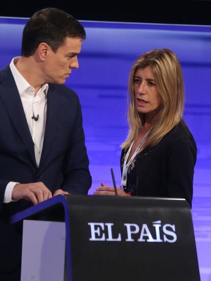 Pedro Sánchez conversa con su mujer Begoña Fernández, antes del debate.
