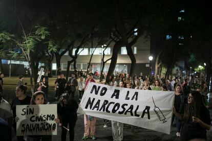 Manifestación de vecinos frente a la Narcosala Baluard.