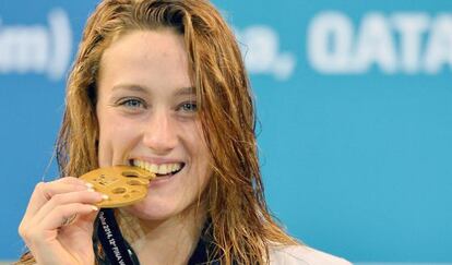 Belmonte, con una de las medallas ganadas en el Mundial de piscina corta.