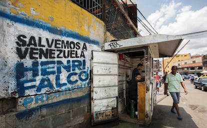 Propaganda do candidato Henri Falcón pintada em um muro de Caracas.